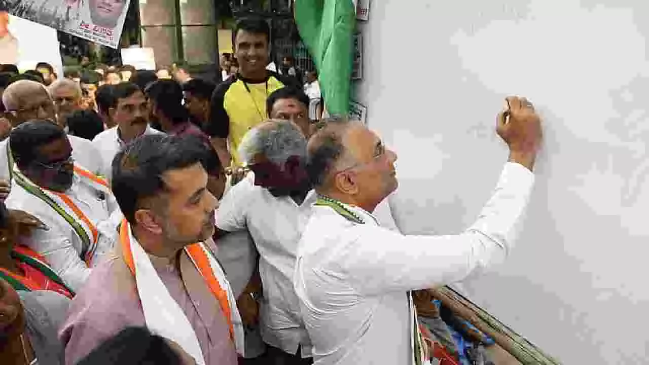 ಗಾಂಧಿನಗರದಲ್ಲೇ 11,200 ನಕಲಿ ಮತದಾರರು: ದಿನೇಶ್ ಗುಂಡೂರಾವ್ ಆರೋಪ ಗಾಂಧಿನಗರದಲ್ಲೇ 11,200 ನಕಲಿ ಮತದಾರರು: ದಿನೇಶ್ ಗುಂಡೂರಾವ್ ಆರೋಪ