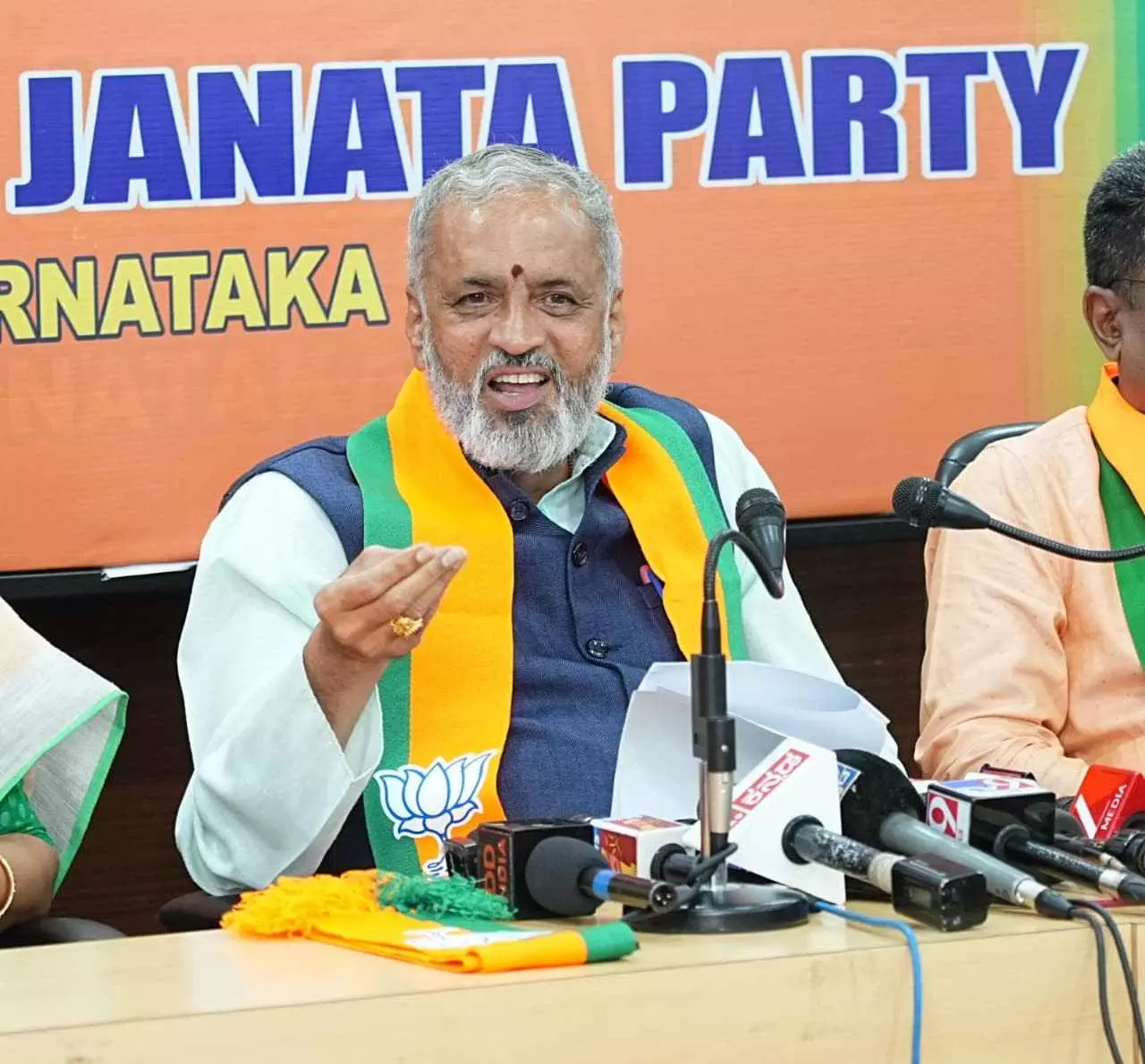 ಖಾದರ್ ಕಚೇರಿಯಲ್ಲಿ ಅವ್ಯವಹಾರ: ನ್ಯಾಯಮೂರ್ತಿಗಳಿಂದ ತನಿಖೆಗೆ ಮಾಜಿ ಸ್ಪೀಕರ್ ಕಾಗೇರಿ ಆಗ್ರಹ ಖಾದರ್ ಕಚೇರಿಯಲ್ಲಿ ಅವ್ಯವಹಾರ: ನ್ಯಾಯಮೂರ್ತಿಗಳಿಂದ ತನಿಖೆಗೆ ಮಾಜಿ ಸ್ಪೀಕರ್ ಕಾಗೇರಿ ಆಗ್ರಹ