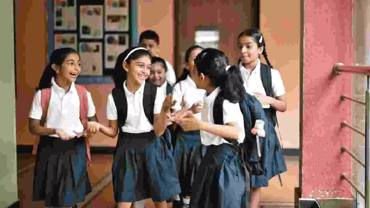 ವಂದೇ ಮಾತರಂ ಪೂರ್ಣ ಗೀತೆ ಕಡ್ಡಾಯ: ಮಹಾರಾಷ್ಟ್ರ ಸರ್ಕಾರದ ಆದೇಶ, ವಿವಾದದ ಕಿಡಿ ವಂದೇ ಮಾತರಂ ಪೂರ್ಣ ಗೀತೆ ಕಡ್ಡಾಯ: ಮಹಾರಾಷ್ಟ್ರ ಸರ್ಕಾರದ ಆದೇಶ, ವಿವಾದದ ಕಿಡಿ