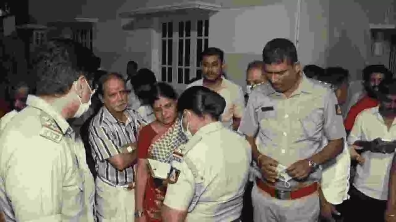 ಅರ್ಚಕರ ಕುಟುಂಬ ಸಾಮೂಹಿಕ ಆತ್ಮಹತ್ಯೆಗೆ ಯತ್ನ: ತಂದೆ, ಮಗ ಸಾವು, ಇಬ್ಬರ ಸ್ಥಿತಿ ಗಂಭೀರ ಅರ್ಚಕರ ಕುಟುಂಬ ಸಾಮೂಹಿಕ ಆತ್ಮಹತ್ಯೆಗೆ ಯತ್ನ: ತಂದೆ, ಮಗ ಸಾವು, ಇಬ್ಬರ ಸ್ಥಿತಿ ಗಂಭೀರ