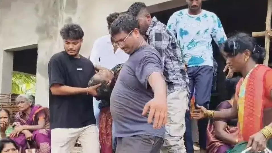 ಆಂಧ್ರಪ್ರದೇಶದ ಶ್ರೀಕಾಕುಳಂನಲ್ಲಿ ಕಾಲ್ತುಳಿತ: 10 ಭಕ್ತರು ಸಾವು, ಹಲವರಿಗೆ ಗಾಯ ಆಂಧ್ರಪ್ರದೇಶದ ಶ್ರೀಕಾಕುಳಂನಲ್ಲಿ ಕಾಲ್ತುಳಿತ: 10 ಭಕ್ತರು ಸಾವು, ಹಲವರಿಗೆ ಗಾಯ