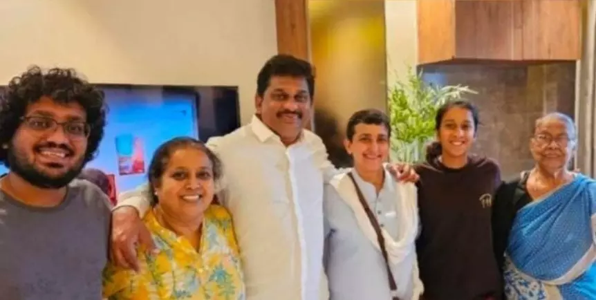 ಕರಾವಳಿಯ ಅಮ್ಮೆಂಬಳದಲ್ಲಿ ಮಹಿಳಾ ಕ್ರಿಕೆಟ್ ತಂಡದ ಸಿಡಿಲಮರಿ ಜೆಮಿಮಾ ರೊಡ್ರಿಗಸ್ ಕುಟುಂಬದ ಬೇರು ಕರಾವಳಿಯ ಅಮ್ಮೆಂಬಳದಲ್ಲಿ ಮಹಿಳಾ ಕ್ರಿಕೆಟ್ ತಂಡದ ಸಿಡಿಲಮರಿ ಜೆಮಿಮಾ ರೊಡ್ರಿಗಸ್ ಕುಟುಂಬದ ಬೇರು