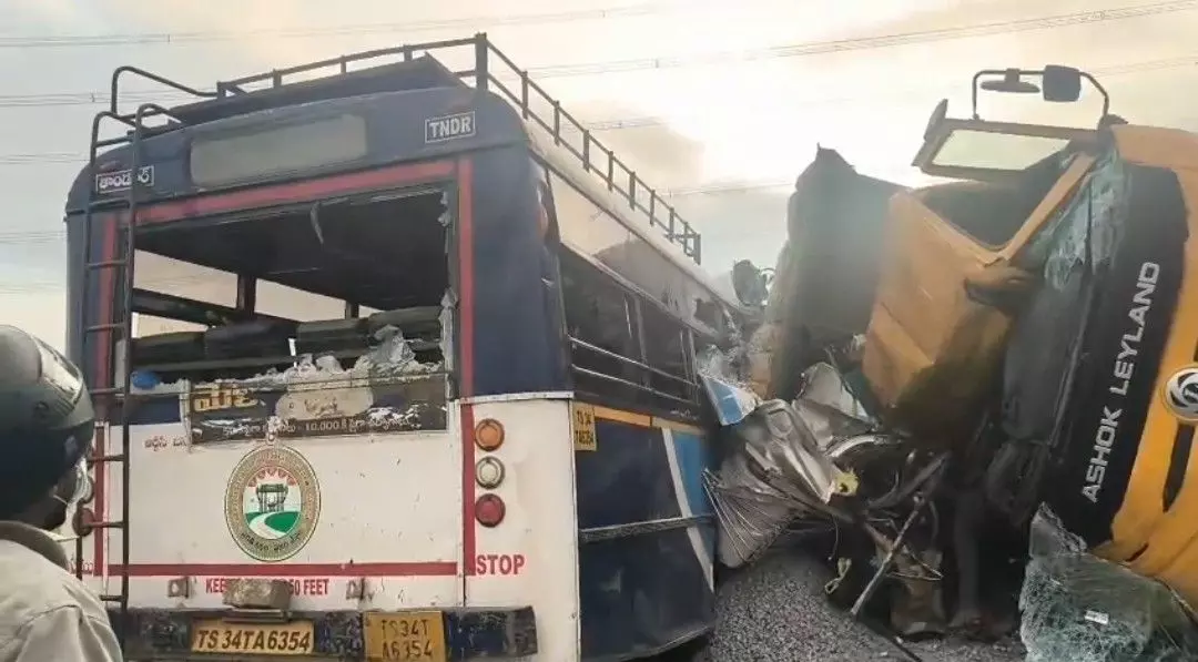 ತೆಲಂಗಾಣದಲ್ಲಿ ಟ್ರಕ್-ಬಸ್ ಮಧ್ಯೆ ಭೀಕರ ಅಪಘಾತ; 24 ಮಂದಿ ಧಾರುಣ ಸಾವು ತೆಲಂಗಾಣದಲ್ಲಿ ಟ್ರಕ್-ಬಸ್ ಮಧ್ಯೆ ಭೀಕರ ಅಪಘಾತ; 24 ಮಂದಿ ಧಾರುಣ ಸಾವು