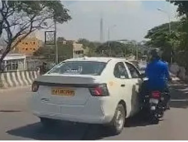 Road Rage in Bangalore| ಕೆ.ಆರ್.ಪುರಂ ಫ್ಲೈಓವರ್‌ನಲ್ಲಿ ಬೈಕ್‌ಗೆ ಉದ್ದೇಶಪೂರ್ವಕವಾಗಿ ಡಿಕ್ಕಿ ಹೊಡೆದ ಕ್ಯಾಬ್‌ ಚಾಲಕ