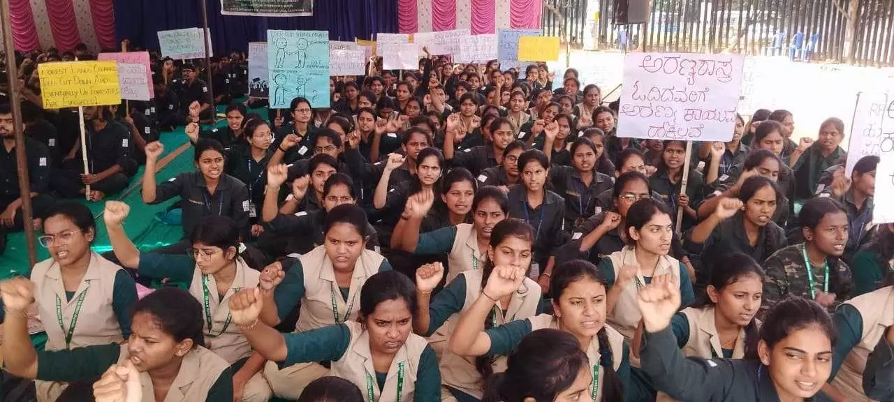 ಅರಣ್ಯ ಇಲಾಖೆ ಹುದ್ದೆಗಳಲ್ಲಿ ಸಿಗದ ಪ್ರಾತಿನಿಧ್ಯ; ಅರಣ್ಯ ವಿವಿ ವಿದ್ಯಾರ್ಥಿಗಳಿಂದ ಪ್ರತಿಭಟನೆ