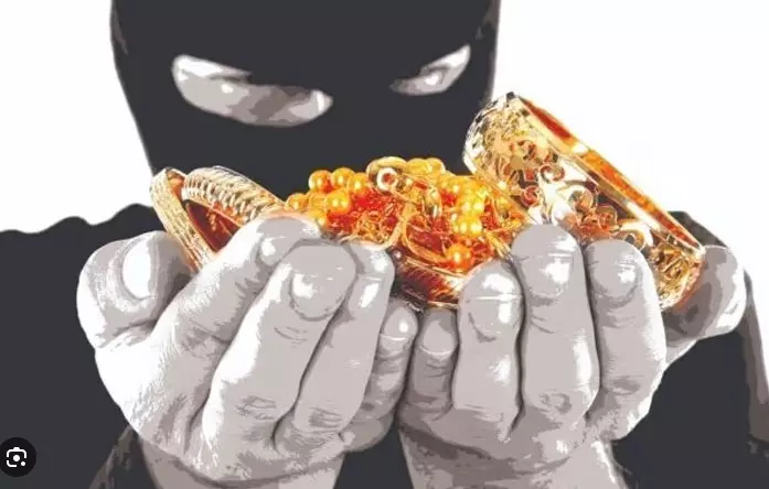 ಆಹ್ವಾನ ಪತ್ರಿಕೆ ನೀಡುವ ಸೋಗಿನಲ್ಲಿ ದರೋಡೆ: ಹಾಡಹಗಲೇ 200 ಗ್ರಾಂ ಚಿನ್ನಾಭರಣ ಕಳವು ಆಹ್ವಾನ ಪತ್ರಿಕೆ ನೀಡುವ ಸೋಗಿನಲ್ಲಿ ದರೋಡೆ: ಹಾಡಹಗಲೇ 200 ಗ್ರಾಂ ಚಿನ್ನಾಭರಣ ಕಳವು