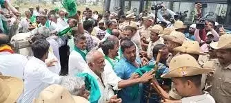 Sugarcane struggle escalates: Attempt to block highway in Gokak, farmers clash with police Sugarcane struggle escalates: Attempt to block highway in Gokak, farmers clash with police