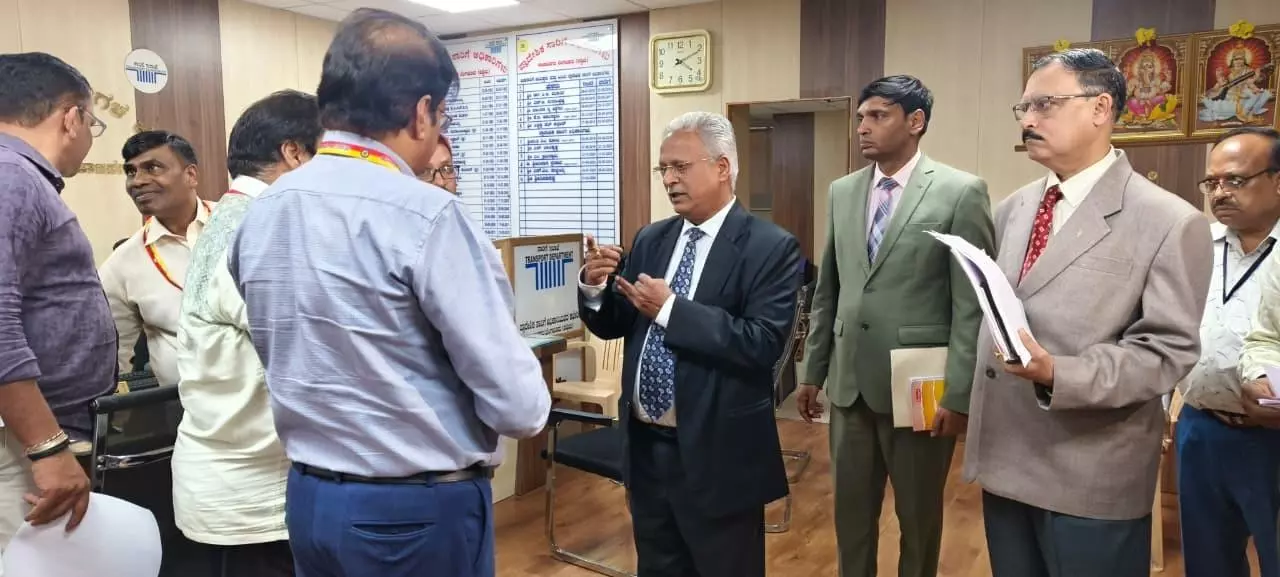 ಆರ್ಟಿಒ ಕಚೇರಿಗಳಲ್ಲಿ ಲೋಕಾಯುಕ್ತರ ಮಿಂಚಿನ ದಾಳಿ: ಬಯಲಾಯ್ತು ಭ್ರಷ್ಟಾಚಾರ, ಏಜೆಂಟರ ಹಾವಳಿ! ಆರ್ಟಿಒ ಕಚೇರಿಗಳಲ್ಲಿ ಲೋಕಾಯುಕ್ತರ ಮಿಂಚಿನ ದಾಳಿ: ಬಯಲಾಯ್ತು ಭ್ರಷ್ಟಾಚಾರ, ಏಜೆಂಟರ ಹಾವಳಿ!