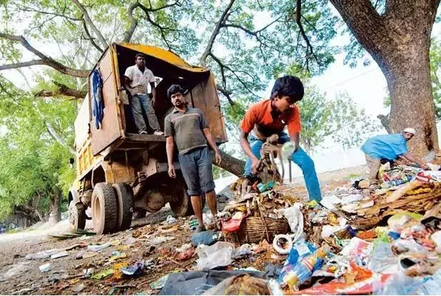 ಬೆಂಗಳೂರು ಸ್ವಚ್ಛತೆಗೆ ತ್ರಿವಳಿ ಅಸ್ತ್ರ: ಎಲ್ಲೆಂದರಲ್ಲಿ ಕಸ ಹಾಕುವವರಿಗೆ ರಿಟರ್ನ್ ಗಿಫ್ಟ್, 60 ಹೊಸ ಕಿಯೋಸ್ಕ್ಗಳ ಸ್ಥಾಪನೆ ಬೆಂಗಳೂರು ಸ್ವಚ್ಛತೆಗೆ ತ್ರಿವಳಿ ಅಸ್ತ್ರ: ಎಲ್ಲೆಂದರಲ್ಲಿ ಕಸ ಹಾಕುವವರಿಗೆ ರಿಟರ್ನ್ ಗಿಫ್ಟ್, 60 ಹೊಸ ಕಿಯೋಸ್ಕ್ಗಳ ಸ್ಥಾಪನೆ