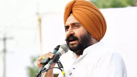 ಅತ್ಯಾಚಾರ ಆರೋಪಿ, ಆಪ್ ಶಾಸಕ ಪಠಾಣ್​ಮಾಜ್ರಾ ಆಸ್ಟ್ರೇಲಿಯಾಗೆ ಪರಾರಿ