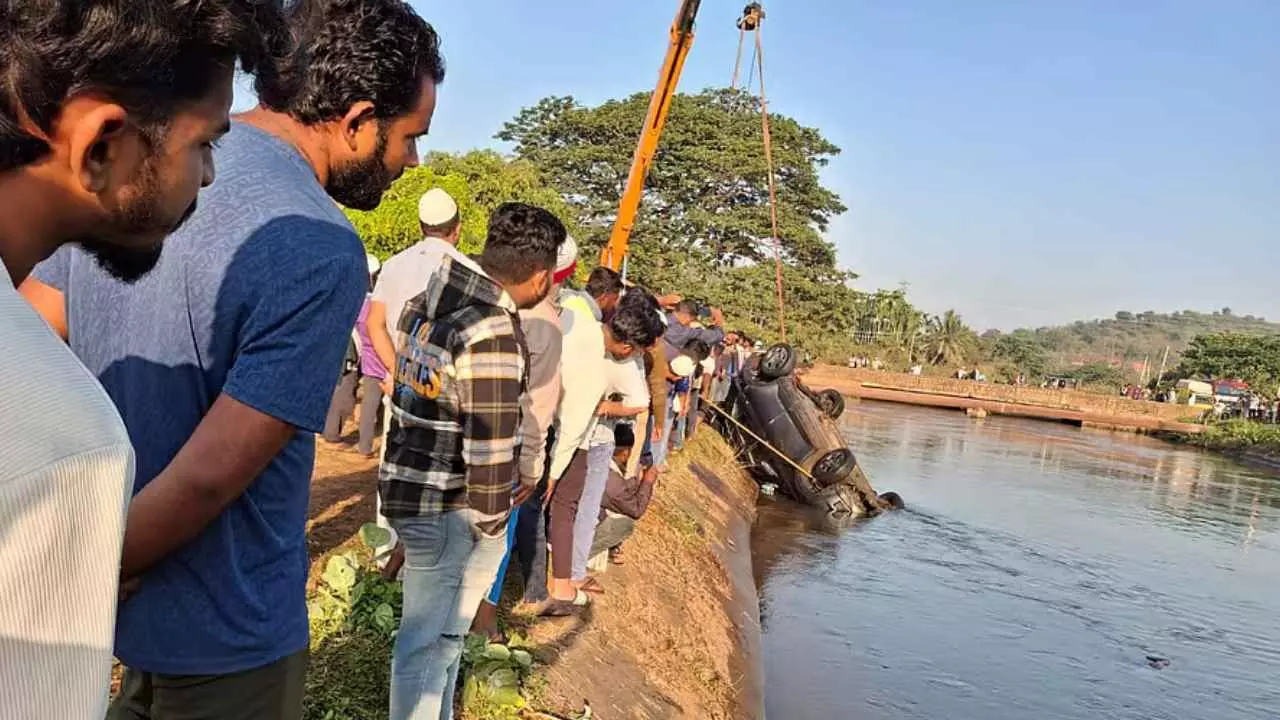 ಭದ್ರಾ ನಾಲೆಗೆ ಉರುಳಿದ ಕಾರು: ದಾವಣಗೆರೆಯ ಇಬ್ಬರು ಜಲಸಮಾಧಿ ಭದ್ರಾ ನಾಲೆಗೆ ಉರುಳಿದ ಕಾರು: ದಾವಣಗೆರೆಯ ಇಬ್ಬರು ಜಲಸಮಾಧಿ