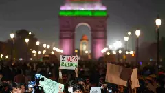 ದೆಹಲಿ ವಾಯು ಮಾಲಿನ್ಯ: ಶುದ್ಧ ಗಾಳಿಗಾಗಿ ಪ್ರತಿಭಟನೆ, ಹಲವರು ವಶಕ್ಕೆ, ಸರ್ಕಾರದ ವಿರುದ್ಧ ಹೆಚ್ಚಿದ ಆಕ್ರೋಶ