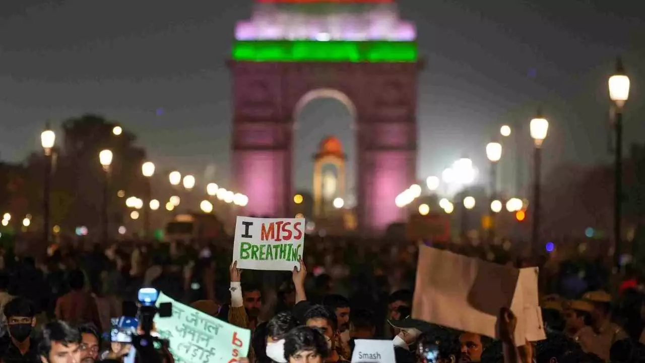 ದೆಹಲಿ ವಾಯು ಮಾಲಿನ್ಯ: ಶುದ್ಧ ಗಾಳಿಗಾಗಿ ಪ್ರತಿಭಟನೆ, ಹಲವರು ವಶಕ್ಕೆ, ಸರ್ಕಾರದ ವಿರುದ್ಧ ಹೆಚ್ಚಿದ ಆಕ್ರೋಶ
