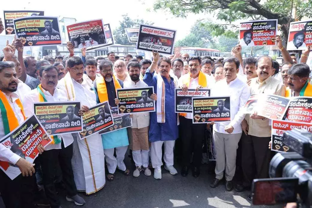 Royal hospitality for prisoners in jail; BJP Yuva Morcha lays siege to CMs house Royal hospitality for prisoners in jail; BJP Yuva Morcha lays siege to CMs house