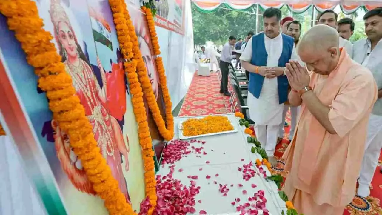 ಉತ್ತರ ಪ್ರದೇಶದ ಎಲ್ಲಾ ಶಾಲೆಗಳಲ್ಲಿ ವಂದೇ ಮಾತರಂ ಕಡ್ಡಾಯ: ಸಿಎಂ ಯೋಗಿ ಉತ್ತರ ಪ್ರದೇಶದ ಎಲ್ಲಾ ಶಾಲೆಗಳಲ್ಲಿ ವಂದೇ ಮಾತರಂ ಕಡ್ಡಾಯ: ಸಿಎಂ ಯೋಗಿ