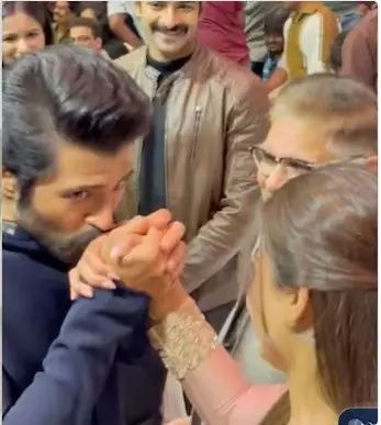 ವಿಜಯ್-ರಶ್ಮಿಕಾ ಪ್ರೀತಿ ಅಧಿಕೃತ : ದ ಗರ್ಲ್ಫ್ರೆಂಡ್ ಸಮಾರಂಭದಲ್ಲಿ ರಶ್ಮಿಕಾಗೆ ಮುತ್ತಿಟ್ಟ ವಿಜಯ್ ದೇವರಕೊಂಡ ವಿಜಯ್-ರಶ್ಮಿಕಾ ಪ್ರೀತಿ ಅಧಿಕೃತ : ದ ಗರ್ಲ್ಫ್ರೆಂಡ್ ಸಮಾರಂಭದಲ್ಲಿ ರಶ್ಮಿಕಾಗೆ ಮುತ್ತಿಟ್ಟ ವಿಜಯ್ ದೇವರಕೊಂಡ