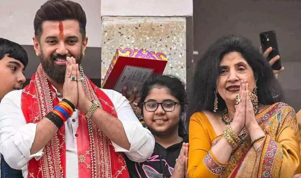 ನಿತೀಶ್ ಮುಖ್ಯಮಂತ್ರಿ ಆಗುವುದು ಖಚಿತ: ಉಪಮುಖ್ಯಮಂತ್ರಿ ಸ್ಥಾನಕ್ಕೆ ಚಿರಾಗ್ ಪಾಸ್ವಾನ್ ಬೇಡಿಕೆ ನಿತೀಶ್ ಮುಖ್ಯಮಂತ್ರಿ ಆಗುವುದು ಖಚಿತ: ಉಪಮುಖ್ಯಮಂತ್ರಿ ಸ್ಥಾನಕ್ಕೆ ಚಿರಾಗ್ ಪಾಸ್ವಾನ್ ಬೇಡಿಕೆ