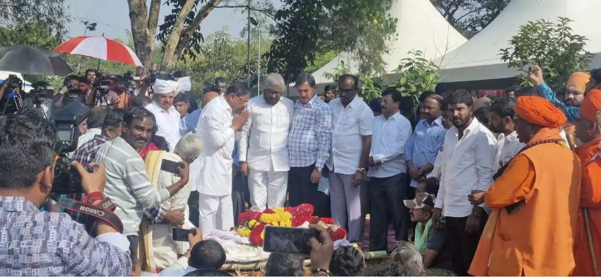 The last rites of the tree-tree Thimmakka were performed in Kalagrama, and Kushalu grove was lit and homage was paid to the tree mother. The last rites of the tree-tree Thimmakka were performed in Kalagrama, and Kushalu grove was lit and homage was paid to the tree mother.