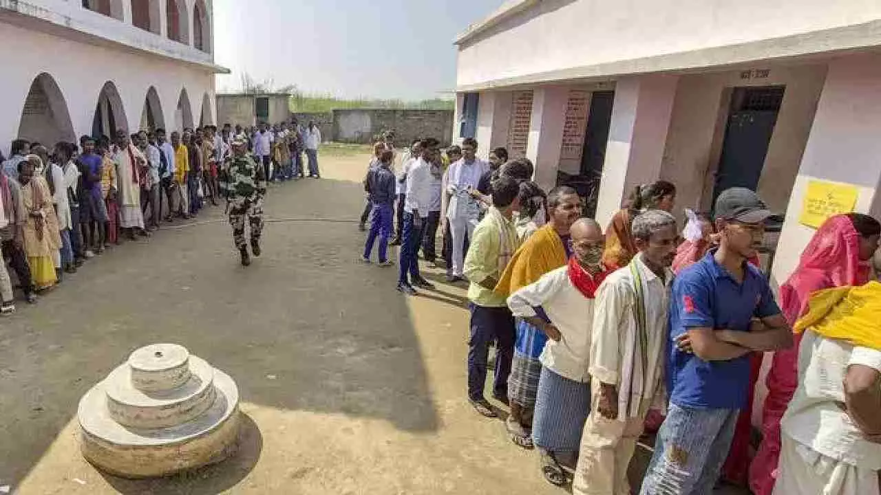 ಬಿಹಾರದ 3 ಲಕ್ಷ ಹೆಚ್ಚುವರಿ ಮತದಾರರ ರಹಸ್ಯ ಬಿಚ್ಚಿಟ್ಟ ಚುನಾವಣಾ ಆಯೋಗ ಬಿಹಾರದ 3 ಲಕ್ಷ ಹೆಚ್ಚುವರಿ ಮತದಾರರ ರಹಸ್ಯ ಬಿಚ್ಚಿಟ್ಟ ಚುನಾವಣಾ ಆಯೋಗ