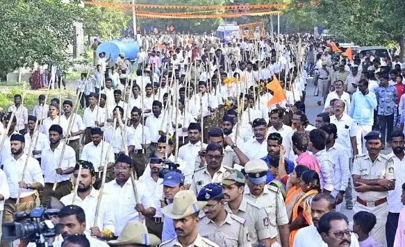 ಚಿತ್ತಾಪುರದಲ್ಲಿ RSS ಪಥ ಸಂಚಲನ; 350 ಗಣವೇಷಧಾರಿಗಳಿಗೆ 1200 ಪೊಲೀಸರ ಭದ್ರತೆ ಚಿತ್ತಾಪುರದಲ್ಲಿ RSS ಪಥ ಸಂಚಲನ; 350 ಗಣವೇಷಧಾರಿಗಳಿಗೆ 1200 ಪೊಲೀಸರ ಭದ್ರತೆ
