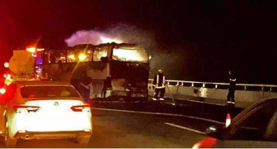 ಸೌದಿ ಅರೇಬಿಯಾದಲ್ಲಿ ಭೀಕರ ದುರಂತ: ಬಸ್-ಡೀಸೆಲ್ ಟ್ಯಾಂಕರ್ ಡಿಕ್ಕಿ, 42 ಹೈದರಾಬಾದ್ ಯಾತ್ರಿಕರು ಜೀವಂತ ದಹನ ಸೌದಿ ಅರೇಬಿಯಾದಲ್ಲಿ ಭೀಕರ ದುರಂತ: ಬಸ್-ಡೀಸೆಲ್ ಟ್ಯಾಂಕರ್ ಡಿಕ್ಕಿ, 42 ಹೈದರಾಬಾದ್ ಯಾತ್ರಿಕರು ಜೀವಂತ ದಹನ