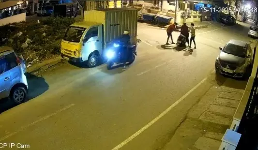 ಶಾಂತಿನಗರದಲ್ಲಿ ವ್ಯಕ್ತಿ ಅಡ್ಡಗಟ್ಟಿ ದರೋಡೆ; ವಿಡಿಯೊ ವೈರಲ್ ಶಾಂತಿನಗರದಲ್ಲಿ ವ್ಯಕ್ತಿ ಅಡ್ಡಗಟ್ಟಿ ದರೋಡೆ; ವಿಡಿಯೊ ವೈರಲ್