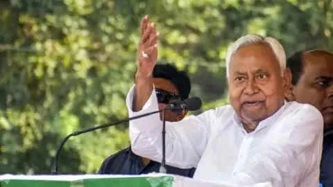 ನಿತೀಶ್ ಕುಮಾರ್ ಬಿಹಾರದ ಮುಖ್ಯಮಂತ್ರಿಯಾಗಿ ಮುಂದುವರಿಯಲಿದ್ದಾರೆ: ಗಿರಿರಾಜ್ ಸಿಂಗ್ ನಿತೀಶ್ ಕುಮಾರ್ ಬಿಹಾರದ ಮುಖ್ಯಮಂತ್ರಿಯಾಗಿ ಮುಂದುವರಿಯಲಿದ್ದಾರೆ: ಗಿರಿರಾಜ್ ಸಿಂಗ್