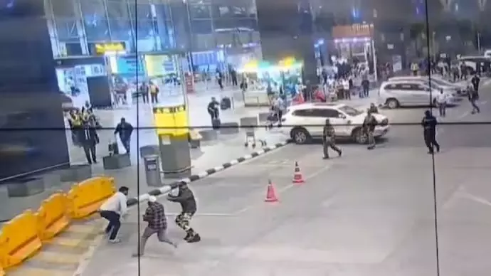 ವಿಮಾನ ನಿಲ್ದಾಣದಲ್ಲಿ ಟ್ಯಾಕ್ಸಿ ಚಾಲಕರ ಮೇಲೆ ಚಾಕು ಹಿಡಿದು ವ್ಯಕ್ತಿಯಿಂದ ದಾಳಿ ವಿಮಾನ ನಿಲ್ದಾಣದಲ್ಲಿ ಟ್ಯಾಕ್ಸಿ ಚಾಲಕರ ಮೇಲೆ ಚಾಕು ಹಿಡಿದು ವ್ಯಕ್ತಿಯಿಂದ ದಾಳಿ