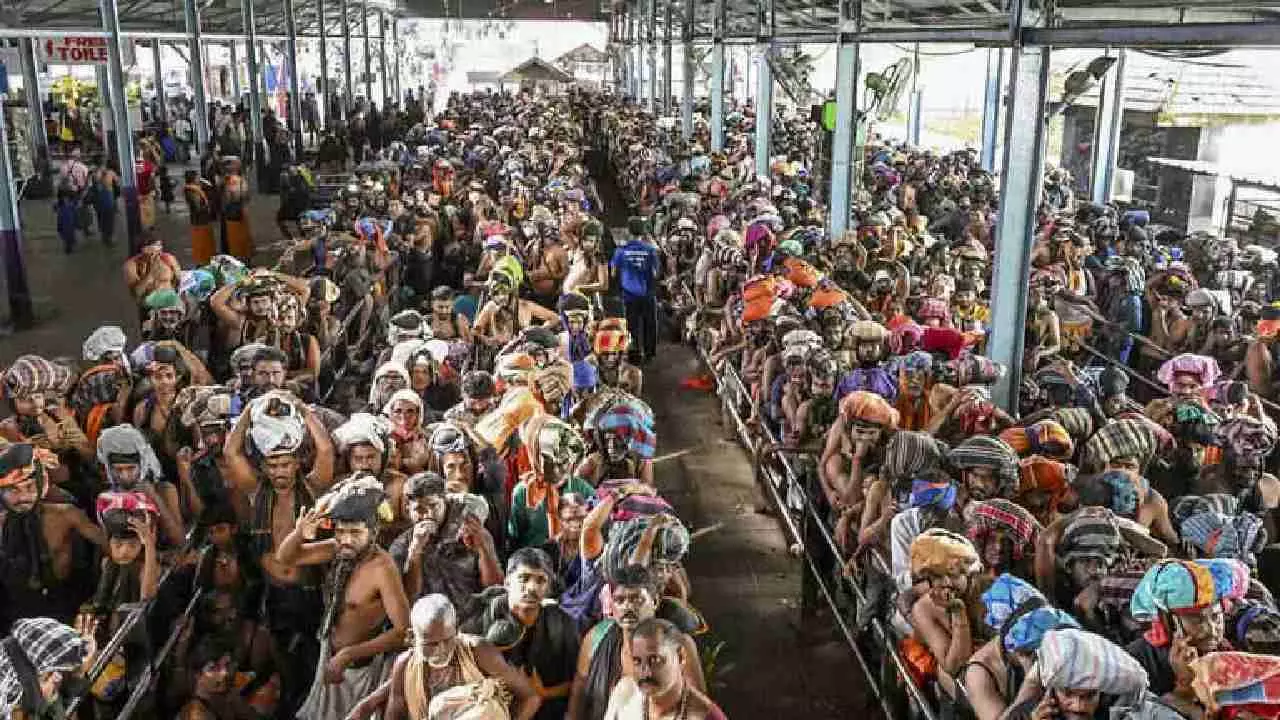 ಶಬರಿಮಲೆಯಲ್ಲಿ ಜನಸಾಗರ: ಕುಡಿಯುವ ನೀರಿನ ಅಭಾವ, ನೂಕುನುಗ್ಗಲು