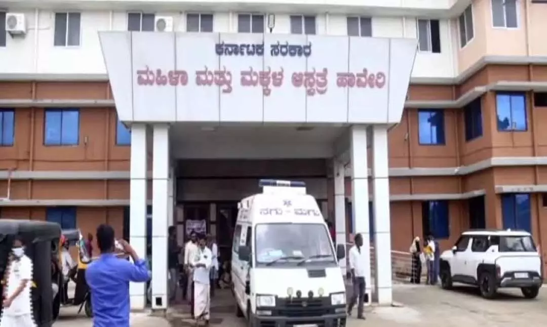 ಬೆಡ್ ಸಿಗದೆ ಕಾರಿಡಾರ್ನಲ್ಲೇ ಹೆರಿಗೆ, ನೆಲಕ್ಕೆ ಬಿದ್ದು ನವಜಾತ ಶಿಶು ಸಾವು; ಹಾವೇರಿ ಜಿಲ್ಲಾಸ್ಪತ್ರೆ ಅವ್ಯವಸ್ಥೆಗೆ ಆಕ್ರೋಶ ಬೆಡ್ ಸಿಗದೆ ಕಾರಿಡಾರ್ನಲ್ಲೇ ಹೆರಿಗೆ, ನೆಲಕ್ಕೆ ಬಿದ್ದು ನವಜಾತ ಶಿಶು ಸಾವು; ಹಾವೇರಿ ಜಿಲ್ಲಾಸ್ಪತ್ರೆ ಅವ್ಯವಸ್ಥೆಗೆ ಆಕ್ರೋಶ