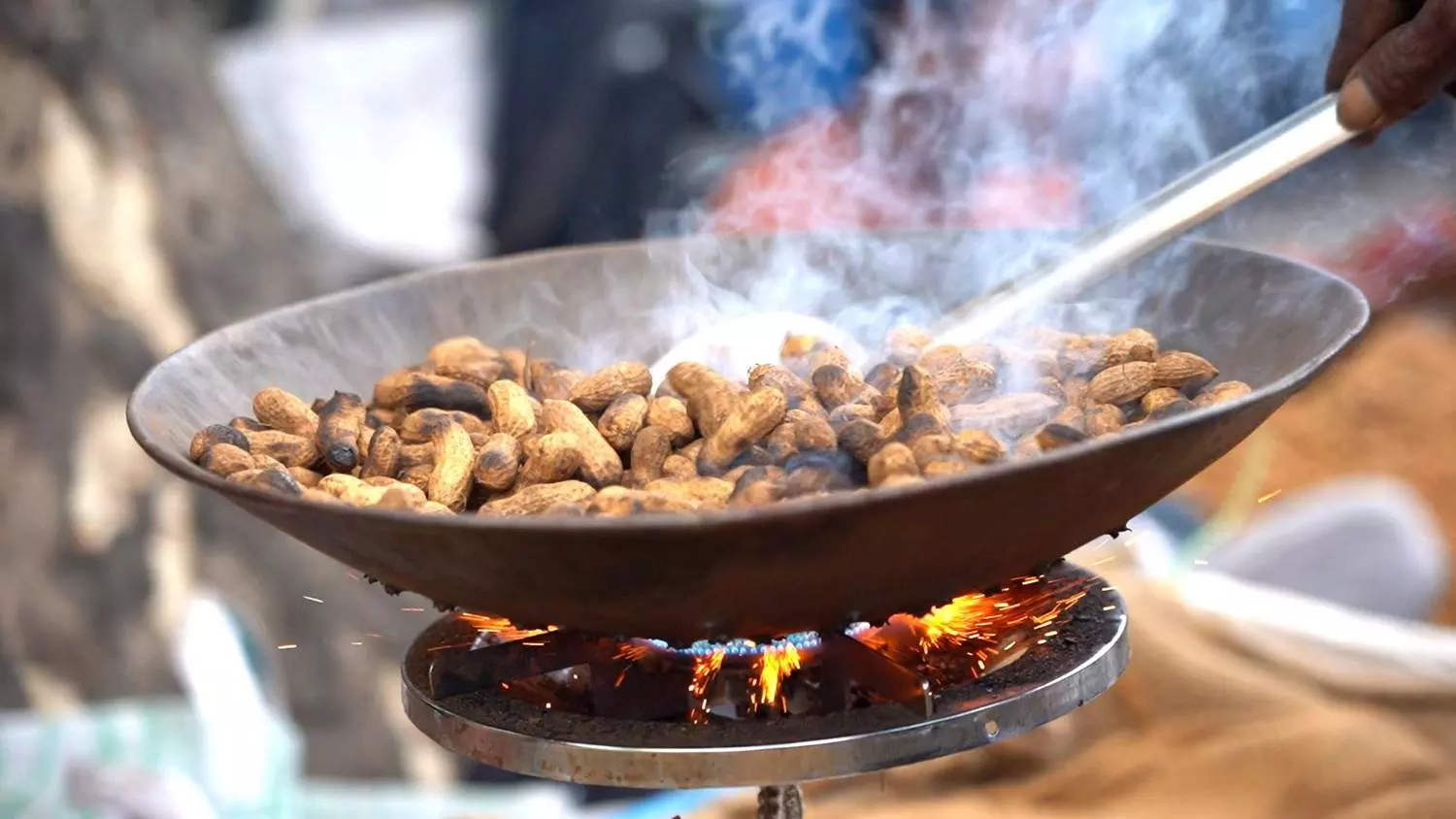 Groundnut Fair| ಬಸವನಗುಡಿಯಲ್ಲಿ ಕಡಲೆಕಾಯಿ ಘಮ;  ಹಳ್ಳಿ ಸೊಗಡಿನ ಪರಿಷೆಗೆ ಬೆಂಗಳೂರಿಗರ ಹರುಷ