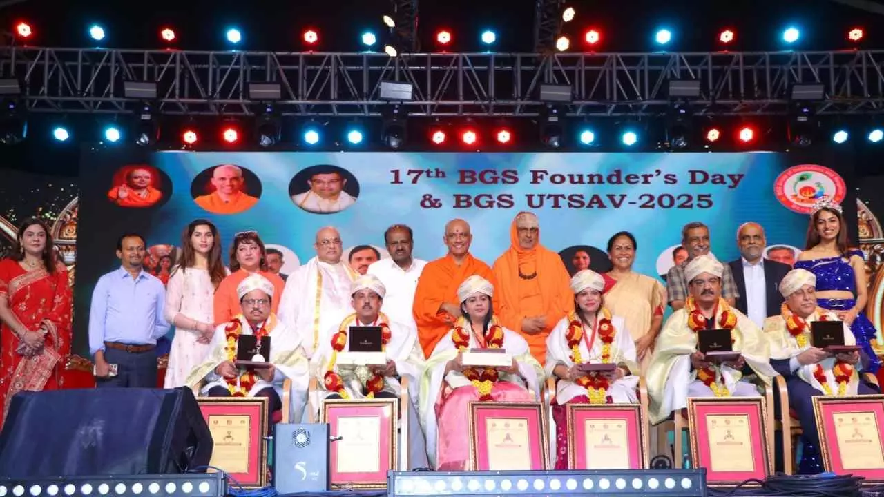 ರಾಜ್ಯ ಸರ್ಕಾರದಿಂದ ಶಾಲೆಗಳಿಗೆ ಬೀಗ, ಮಠಗಳೇ ಸಮಾಜಕ್ಕೆ ಬೆಳಕು: ಕುಮಾರಸ್ವಾಮಿ