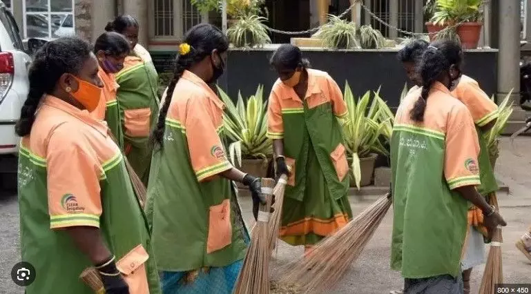 ವೇತನ ವಿಳಂಬ ಸಹಿಸುವುದಿಲ್ಲ: ಜಿಬಿಎ ಅಧಿಕಾರಿಗಳಿಗೆ ಸಫಾಯಿ ಕರ್ಮಚಾರಿ ಆಯೋಗದ ಅಧ್ಯಕ್ಷರ ಎಚ್ಚರಿಕೆ ವೇತನ ವಿಳಂಬ ಸಹಿಸುವುದಿಲ್ಲ: ಜಿಬಿಎ ಅಧಿಕಾರಿಗಳಿಗೆ ಸಫಾಯಿ ಕರ್ಮಚಾರಿ ಆಯೋಗದ ಅಧ್ಯಕ್ಷರ ಎಚ್ಚರಿಕೆ