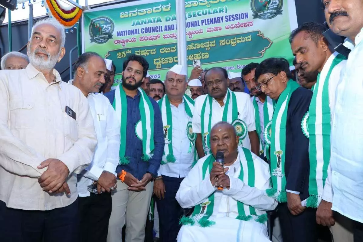 No gratitude to Siddaramaiah for snatching JDS office space HDD attacks