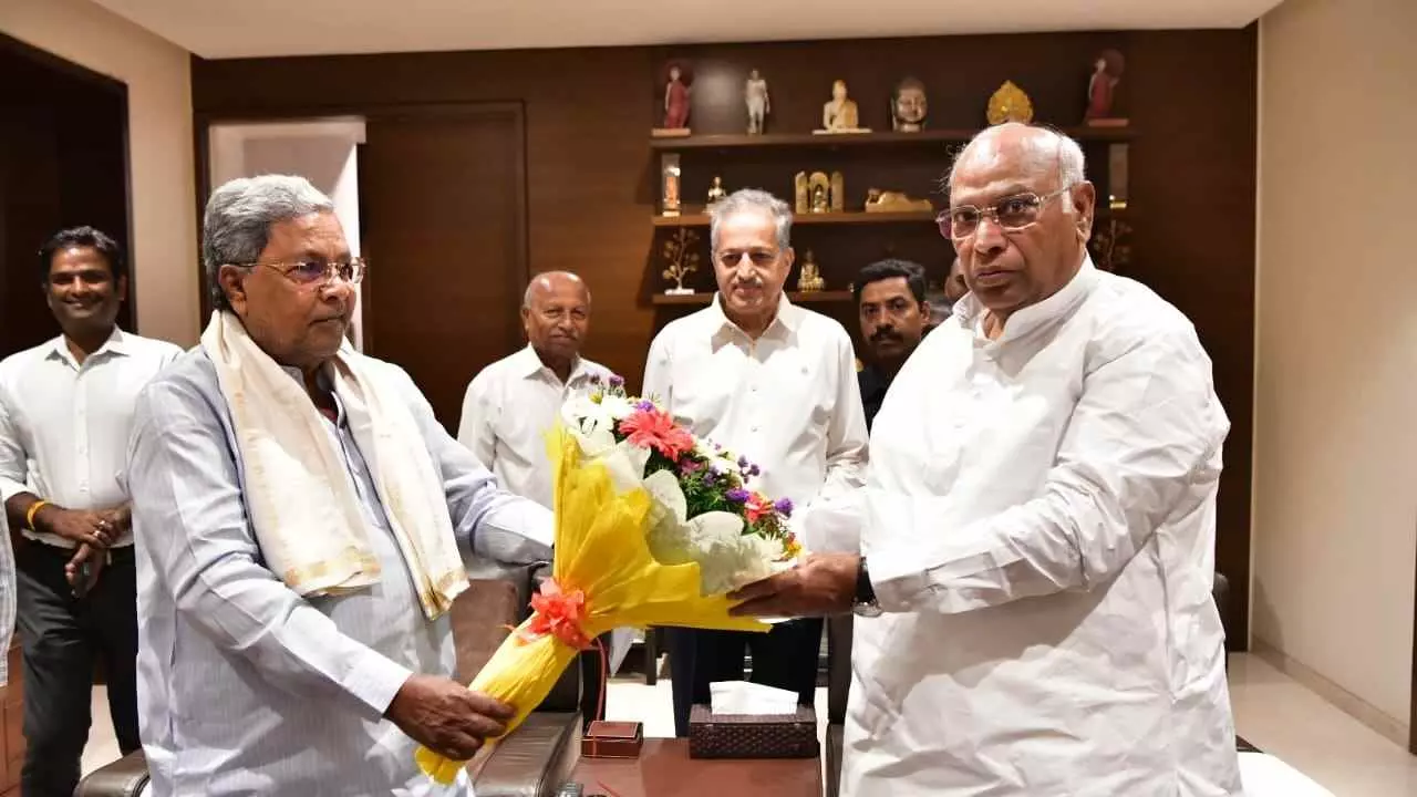 ಖರ್ಗೆ ನಿವಾಸಕ್ಕೆ ಸಿಎಂ ಭೇಟಿ; ಚರ್ಚೆ ಡಿಕೆಶಿ ಬಣದ ಶಾಸಕರ ಹೇಳಿಕೆಗೆ ಕಡಿವಾಣ ಹಾಕಲು ಒತ್ತಾಯ? ಖರ್ಗೆ ನಿವಾಸಕ್ಕೆ ಸಿಎಂ ಭೇಟಿ; ಚರ್ಚೆ ಡಿಕೆಶಿ ಬಣದ ಶಾಸಕರ ಹೇಳಿಕೆಗೆ ಕಡಿವಾಣ ಹಾಕಲು ಒತ್ತಾಯ?