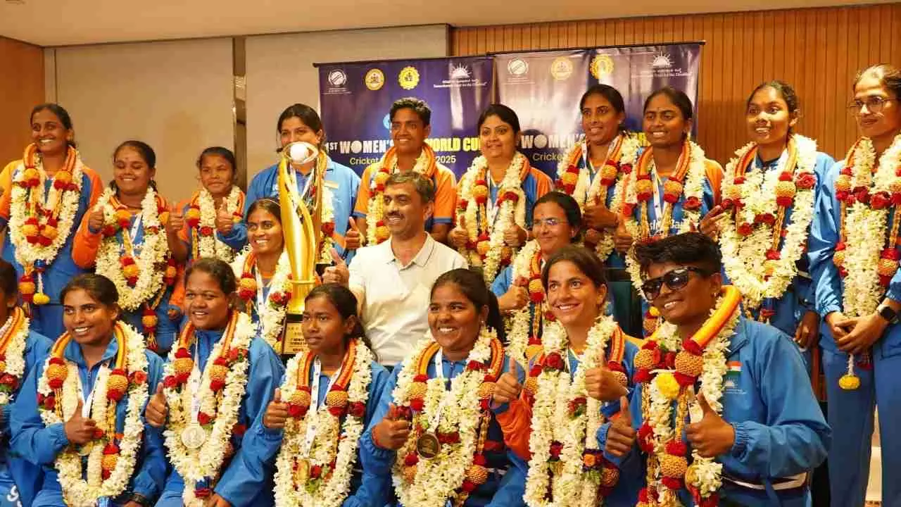 ಬೆಂಗಳೂರಿನಲ್ಲಿ ವಿಶ್ವ ವಿಜೇತೆಯರಿಗೆ ಅದ್ಧೂರಿ ಸ್ವಾಗತ: ಅಂಧರ ಮಹಿಳಾ ಕ್ರಿಕೆಟ್ ತಂಡಕ್ಕೆ ಜೈಕಾರ! ಬೆಂಗಳೂರಿನಲ್ಲಿ ವಿಶ್ವ ವಿಜೇತೆಯರಿಗೆ ಅದ್ಧೂರಿ ಸ್ವಾಗತ: ಅಂಧರ ಮಹಿಳಾ ಕ್ರಿಕೆಟ್ ತಂಡಕ್ಕೆ ಜೈಕಾರ!