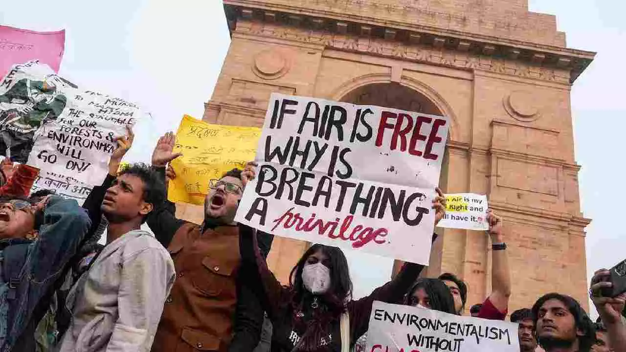 ದೆಹಲಿ ವಾಯುಮಾಲಿನ್ಯ: ಸರ್ಕಾರಿ, ಖಾಸಗಿ ಕಚೇರಿಗಳಿಗೆ ಶೇ.50ರಷ್ಟು ‘ವರ್ಕ್ ಫ್ರಮ್ ಹೋಮ್’ ದೆಹಲಿ ವಾಯುಮಾಲಿನ್ಯ: ಸರ್ಕಾರಿ, ಖಾಸಗಿ ಕಚೇರಿಗಳಿಗೆ ಶೇ.50ರಷ್ಟು ‘ವರ್ಕ್ ಫ್ರಮ್ ಹೋಮ್’