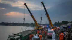 ರಸ್ತೆ ಗುಂಡಿ ತಪ್ಪಿಸಲು ಹೋಗಿ ಕೆರೆಗೆ ಉರುಳಿದ ಲಾರಿ: ಚಾಲಕ ದುರ್ಮರಣ