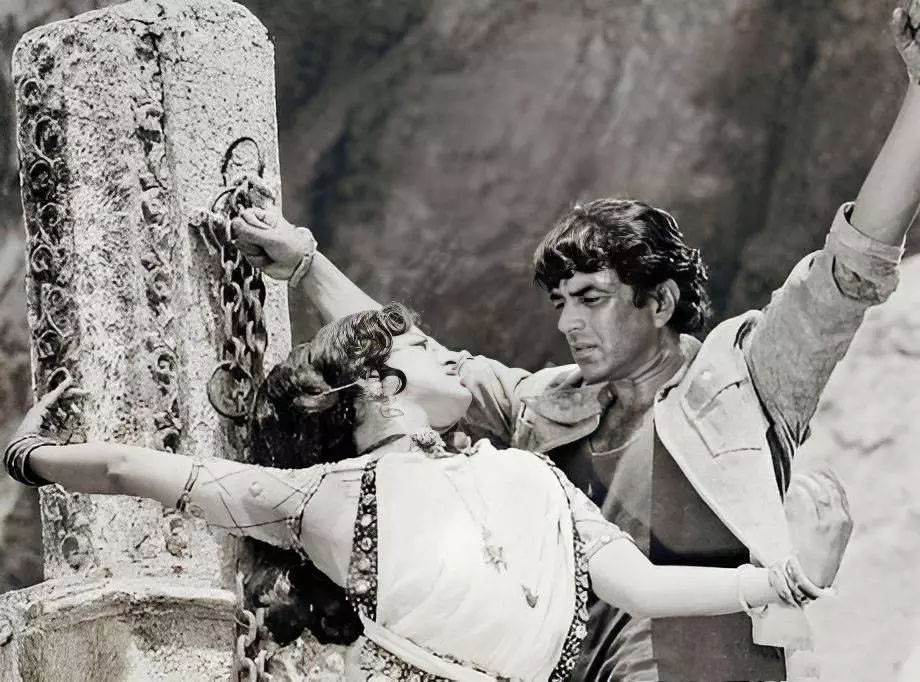 ಧರ್ಮೇಂದ್ರ ಸಿನಿ ಪಯಣಕ್ಕೆ ತಿರುವು ಕೊಟ್ಟಿದ್ದ ʼಶೋಲೆʼ ; ಹೀ-ಮ್ಯಾನ್ ನಂಟು ರಾಮನಗರಕ್ಕೂ ಉಂಟು ಧರ್ಮೇಂದ್ರ ಸಿನಿ ಪಯಣಕ್ಕೆ ತಿರುವು ಕೊಟ್ಟಿದ್ದ ʼಶೋಲೆʼ ; ಹೀ-ಮ್ಯಾನ್ ನಂಟು ರಾಮನಗರಕ್ಕೂ ಉಂಟು