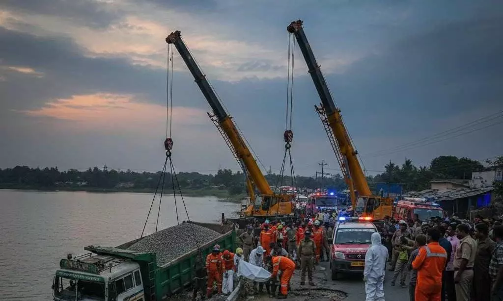 ರಸ್ತೆ ಗುಂಡಿ ತಪ್ಪಿಸಲು ಹೋಗಿ ಕೆರೆಗೆ ಉರುಳಿದ ಲಾರಿ: ಚಾಲಕ ದುರ್ಮರಣ ರಸ್ತೆ ಗುಂಡಿ ತಪ್ಪಿಸಲು ಹೋಗಿ ಕೆರೆಗೆ ಉರುಳಿದ ಲಾರಿ: ಚಾಲಕ ದುರ್ಮರಣ