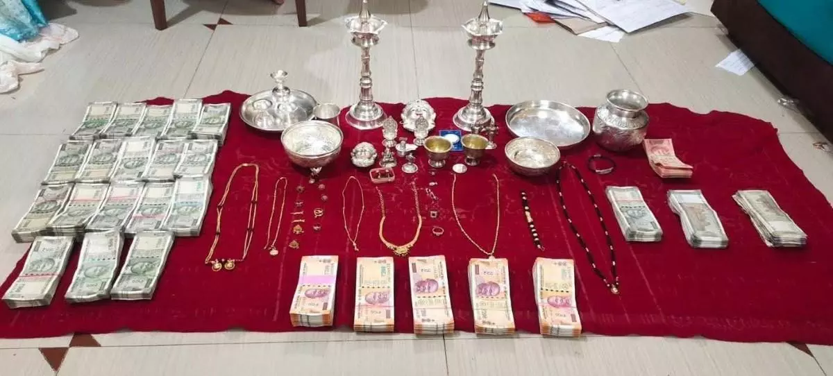 Lokayukta hunts down ten corrupt officials, seizes crores of rupees, property documents Lokayukta hunts down ten corrupt officials, seizes crores of rupees, property documents