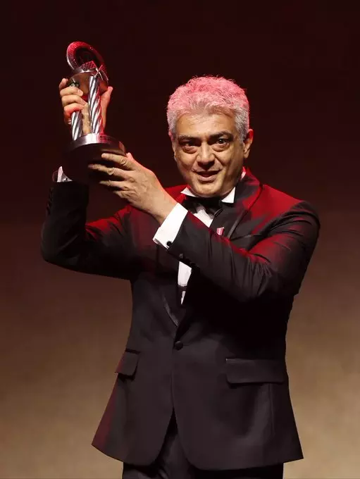 ನಟ ಅಜಿತ್ ಕುಮಾರ್‌ಗೆ ಜೆಂಟಲ್‌ಮನ್ ಡ್ರೈವರ್ ಆಫ್ ದಿ ಇಯರ್ 2025 ಪ್ರಶಸ್ತಿ