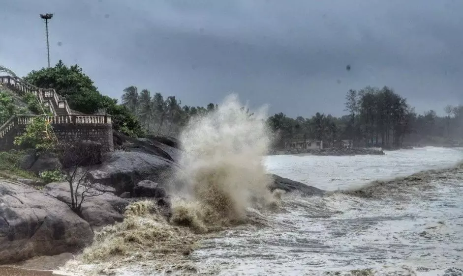 Cyclone ‘Ditva’ Threatens Tamil Nadu: Red Alert Issued as Heavy Rains Expected
