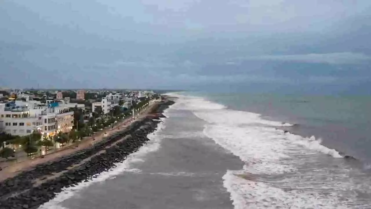 ಕರಾವಳಿ ಸನಿಹದಲ್ಲಿ ದ್ವಿತ್ವಾ ಚಂಡಮಾರುತದ ಆರ್ಭಟ; ತಮಿಳುನಾಡು-ಆಂಧ್ರಕ್ಕೆ ರೆಡ್ ಅಲರ್ಟ್