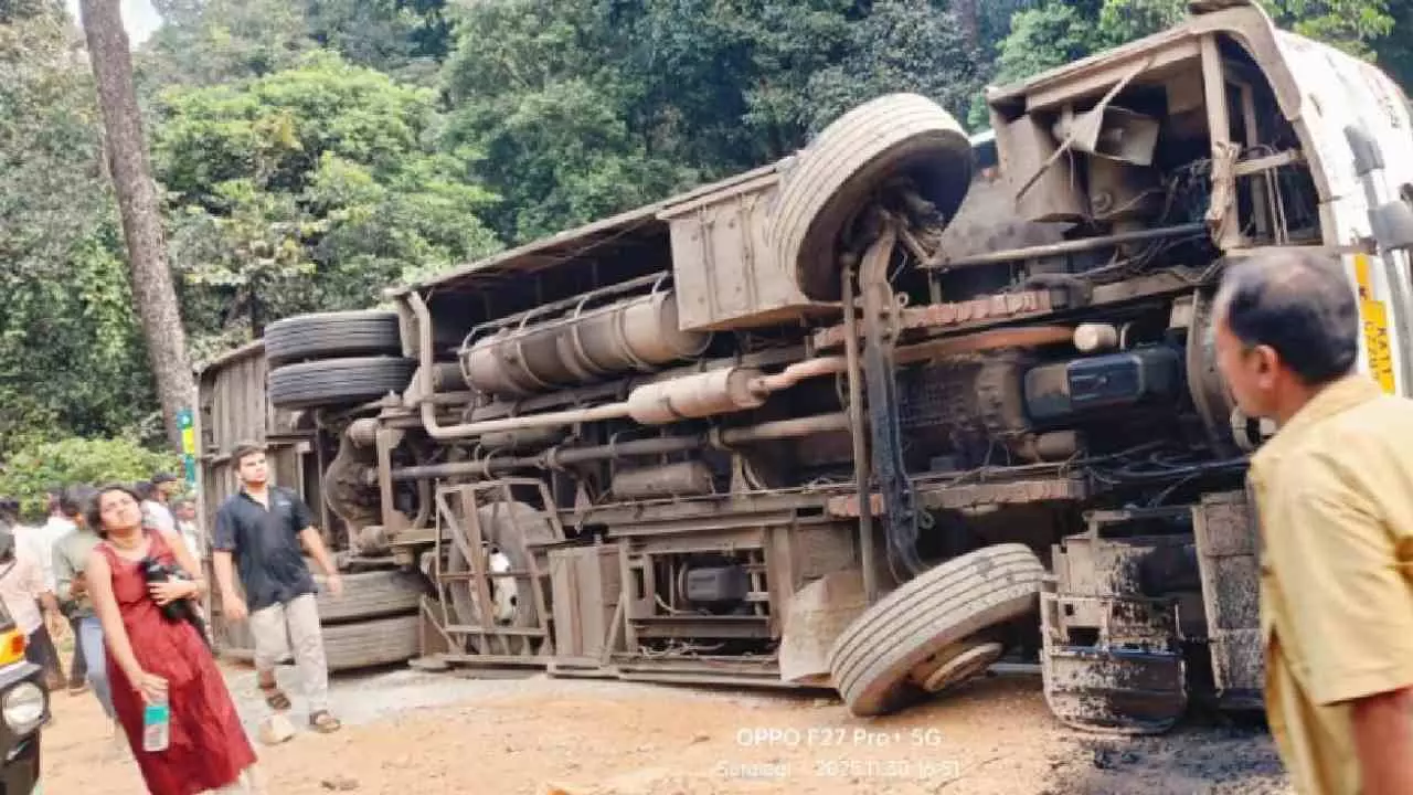 ಉತ್ತರ ಕನ್ನಡದಲ್ಲಿ ಮಕ್ಕಳ ಶಾಲಾ ಬಸ್ ಪಲ್ಟಿ; ಮೈಸೂರಿನ ವಿದ್ಯಾರ್ಥಿ ಸಾವು, 26 ಮಂದಿಗೆ ಗಾಯ