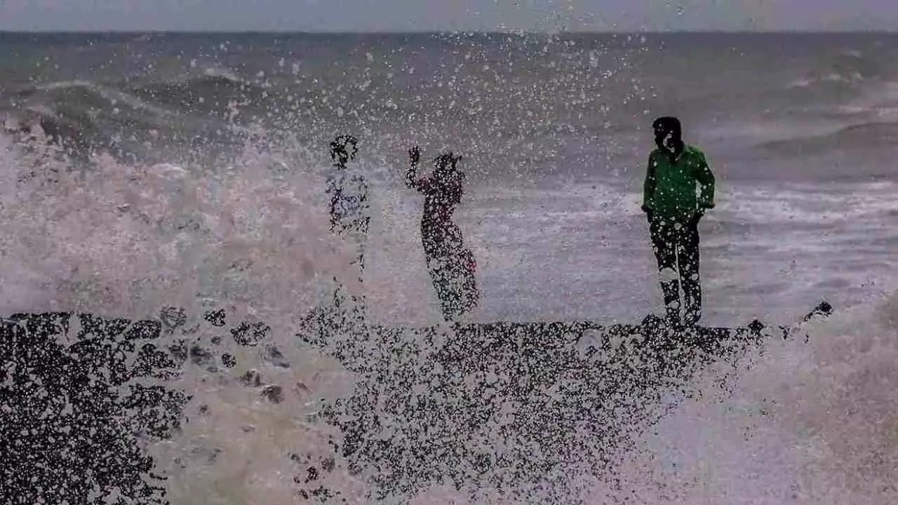 ದಿತ್ವಾ ಸೈಕ್ಲೋನ್ ಅಬ್ಬರ: ನಡುಗಿದ ಬೆಂಗಳೂರು; 3 ದಿನ ರಾಜ್ಯಾದ್ಯಂತ ಮೈಕೊರೆವ ಚಳಿ ದಿತ್ವಾ ಸೈಕ್ಲೋನ್ ಅಬ್ಬರ: ನಡುಗಿದ ಬೆಂಗಳೂರು; 3 ದಿನ ರಾಜ್ಯಾದ್ಯಂತ ಮೈಕೊರೆವ ಚಳಿ