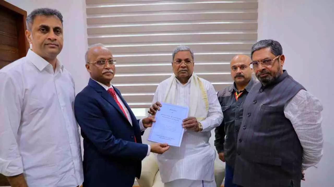 ಚಾಮರಾಜನಗರ ಆಕ್ಸಿಜನ್ ದುರಂತ: ಜಾನ್ ಮೈಕಲ್ ಡಿಕುನ್ನಾ ವರದಿ ಸಿಎಂಗೆ ಸಲ್ಲಿಕೆ ಚಾಮರಾಜನಗರ ಆಕ್ಸಿಜನ್ ದುರಂತ: ಜಾನ್ ಮೈಕಲ್ ಡಿಕುನ್ನಾ ವರದಿ ಸಿಎಂಗೆ ಸಲ್ಲಿಕೆ