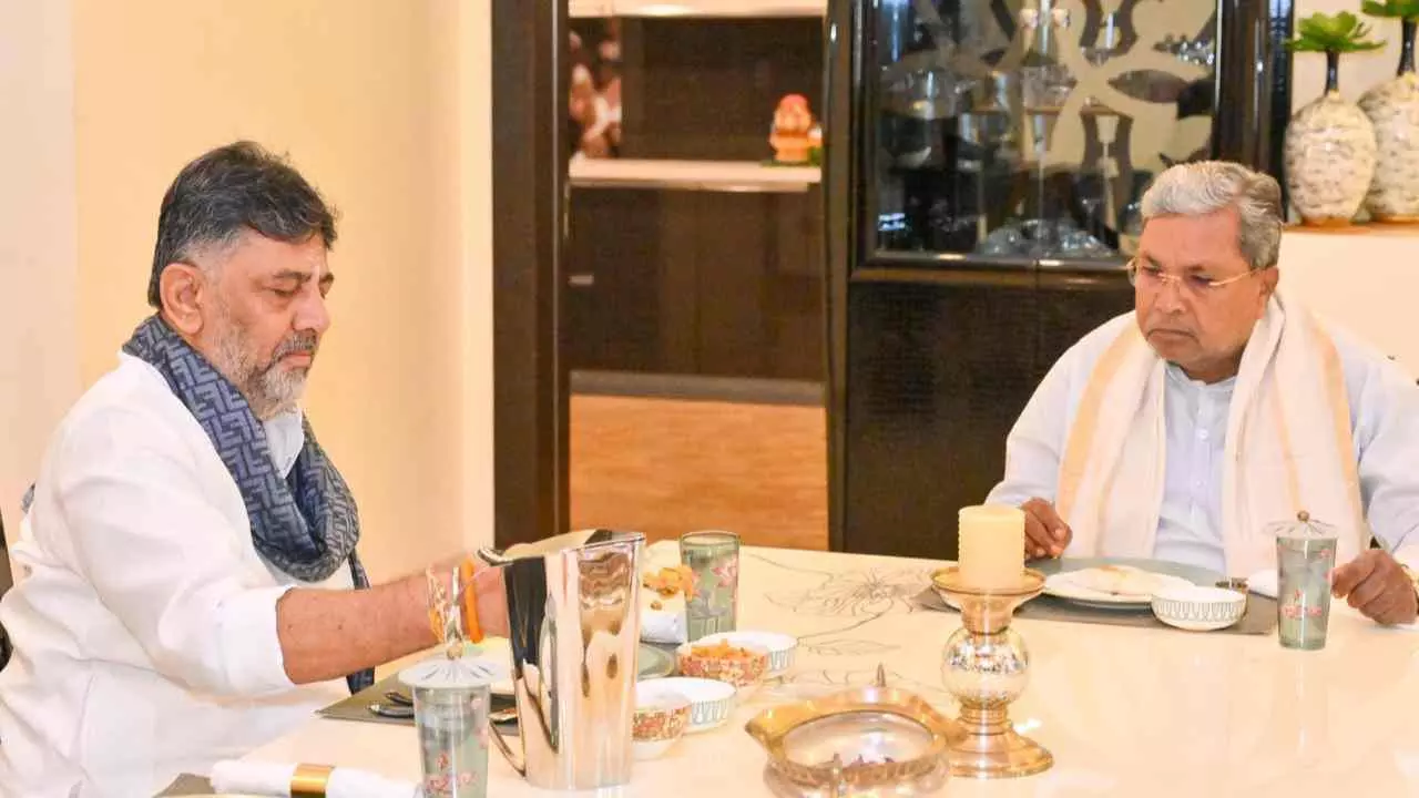 ಸದಾಶಿವನಗರದಲ್ಲಿ ಬ್ರದರ್ಸ್ ಬ್ರೇಕ್ಫಾಸ್ಟ್: ಡಿಕೆಶಿ ಮನೆಯಲ್ಲಿ ನಾಟಿ ಕೋಳಿ ಸವಿದು, ಒಗ್ಗಟ್ಟಿನ ಸಂದೇಶ ರವಾನೆ ಸದಾಶಿವನಗರದಲ್ಲಿ ಬ್ರದರ್ಸ್ ಬ್ರೇಕ್ಫಾಸ್ಟ್: ಡಿಕೆಶಿ ಮನೆಯಲ್ಲಿ ನಾಟಿ ಕೋಳಿ ಸವಿದು, ಒಗ್ಗಟ್ಟಿನ ಸಂದೇಶ ರವಾನೆ