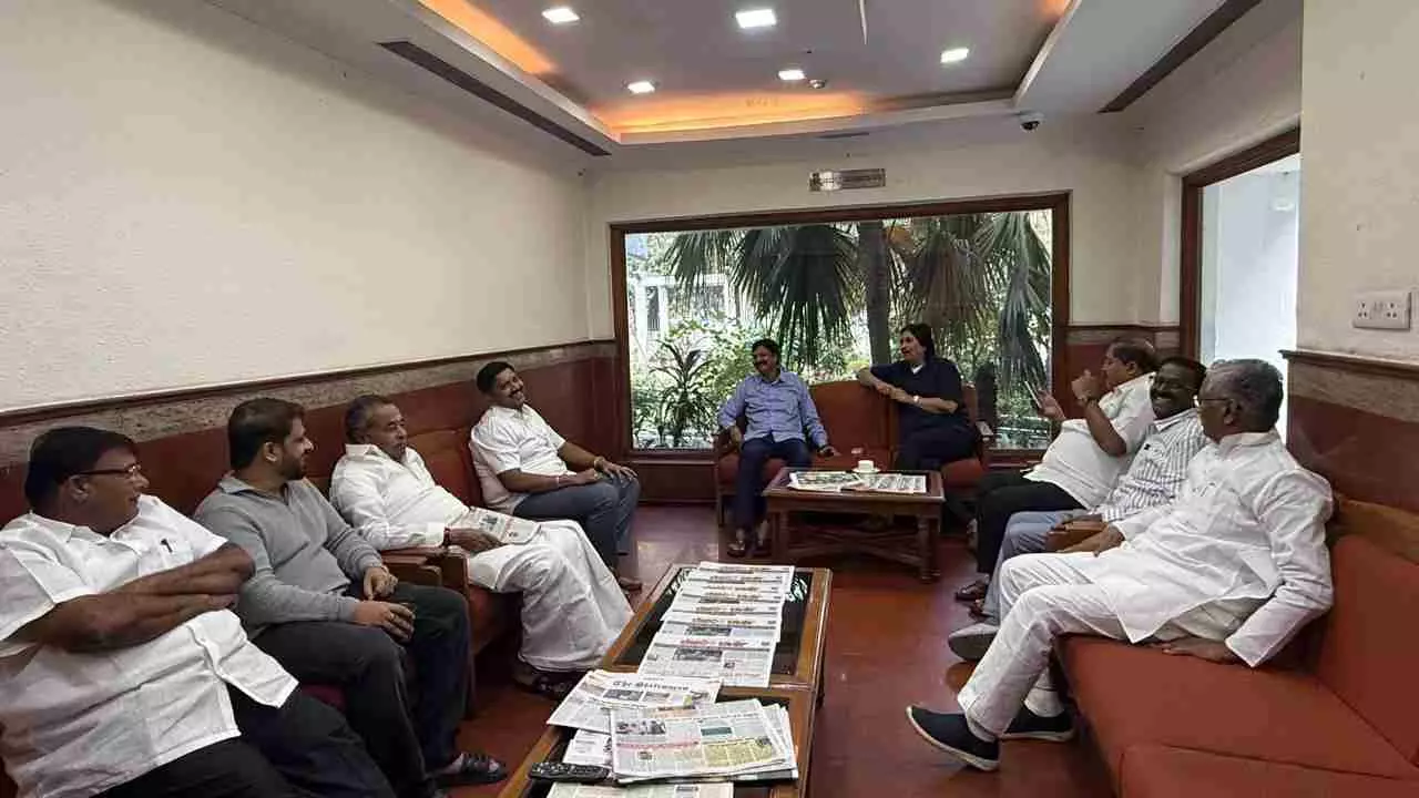 ದೆಹಲಿಯಲ್ಲಿ ಮತ್ತೆ ಭುಗಿಲೆದ್ದ ಬಿಜೆಪಿ ಭಿನ್ನಮತ: ವಿಜಯೇಂದ್ರ ವಿರುದ್ಧ ಜಾರಕಿಹೊಳಿ ಟೀಂ ತಂತ್ರ ದೆಹಲಿಯಲ್ಲಿ ಮತ್ತೆ ಭುಗಿಲೆದ್ದ ಬಿಜೆಪಿ ಭಿನ್ನಮತ: ವಿಜಯೇಂದ್ರ ವಿರುದ್ಧ ಜಾರಕಿಹೊಳಿ ಟೀಂ ತಂತ್ರ