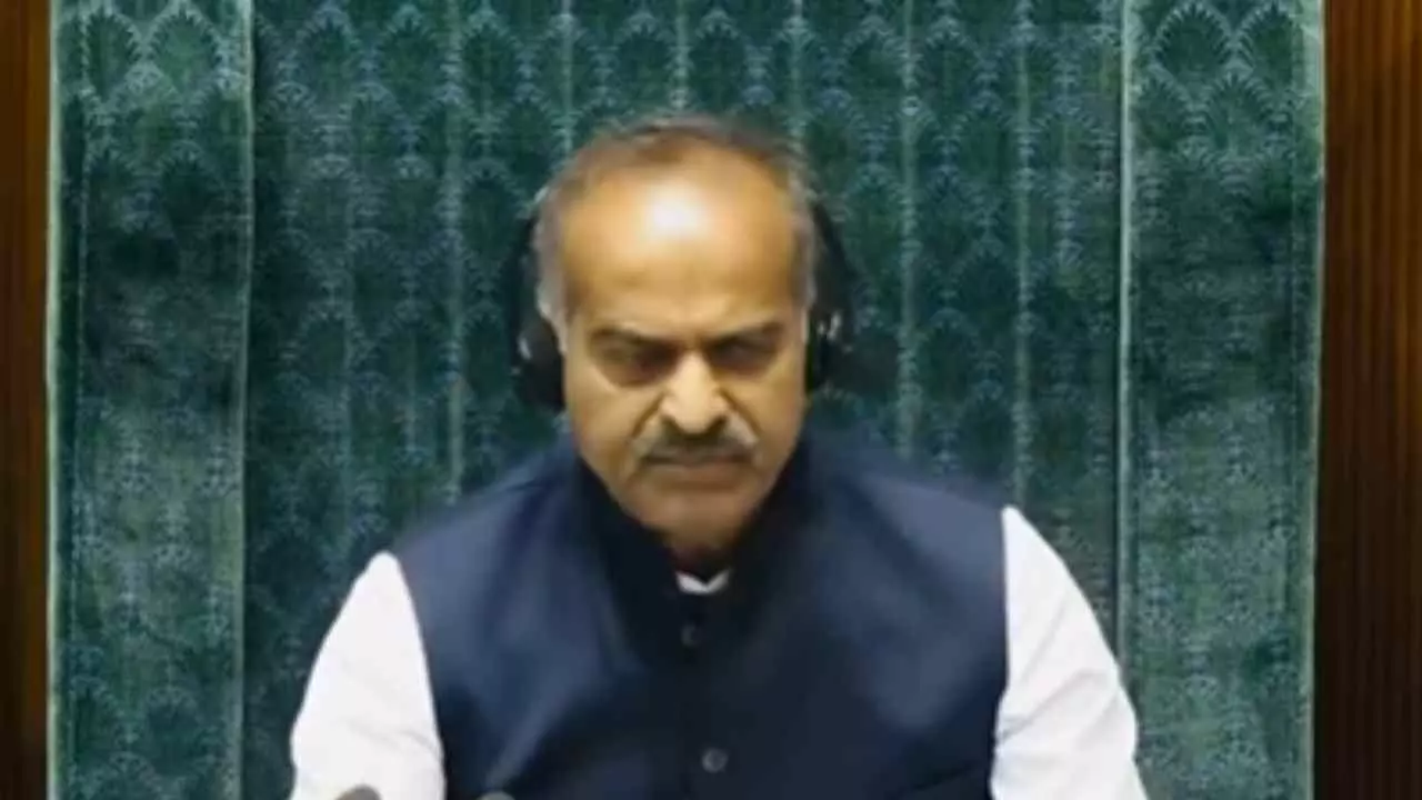 ಲೋಕಸಭೆಯ ಸ್ಪೀಕರ್ ಪೀಠದಲ್ಲಿ ಕನ್ನಡಿಗ: ಗದ್ದಲದ ನಡುವೆಯೂ ಸದನ ನಡೆಸಿಕೊಟ್ಟ ಪಿ.ಸಿ. ಮೋಹನ್ ಲೋಕಸಭೆಯ ಸ್ಪೀಕರ್ ಪೀಠದಲ್ಲಿ ಕನ್ನಡಿಗ: ಗದ್ದಲದ ನಡುವೆಯೂ ಸದನ ನಡೆಸಿಕೊಟ್ಟ ಪಿ.ಸಿ. ಮೋಹನ್